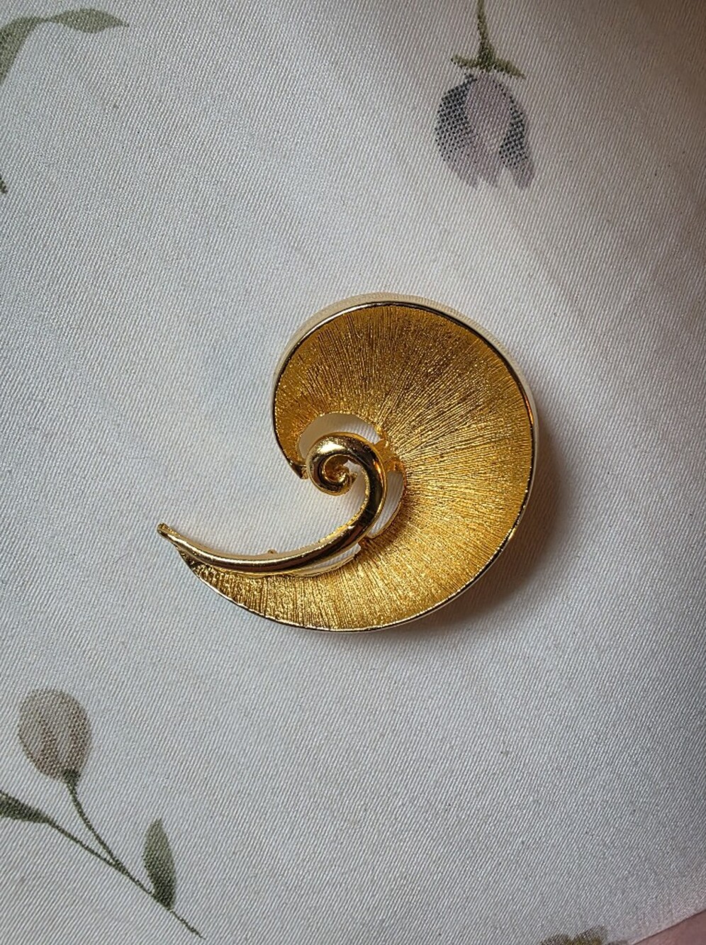 Vintage Gold Tone Nautilus Shell Swirl Brooch Pin  Design Possibly JJ Signed
